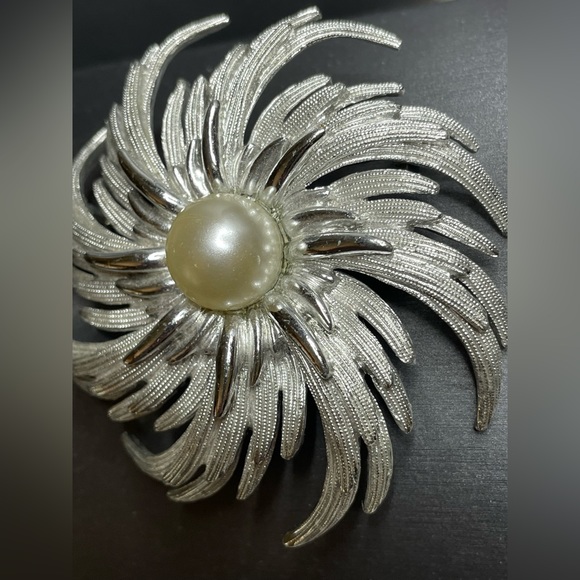 Sarah Coventry Pinwheel Large Silver Tone Metal Simulated Pearl Brooch 1960’s. - Picture 2 of 9